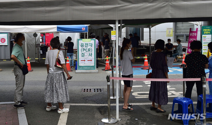 [대구=뉴시스] 이무열 기자 = 코로나19 신규 확진자가 2배씩 증가하는 '더블링(doubling)' 현상이 계속되는 가운데 12일 오전 대구 수성구보건소 선별진료소에서 시민들이 PCR 검사를 받기위해 대기하고 있다. 2022.07.12. lmy@newsis.com