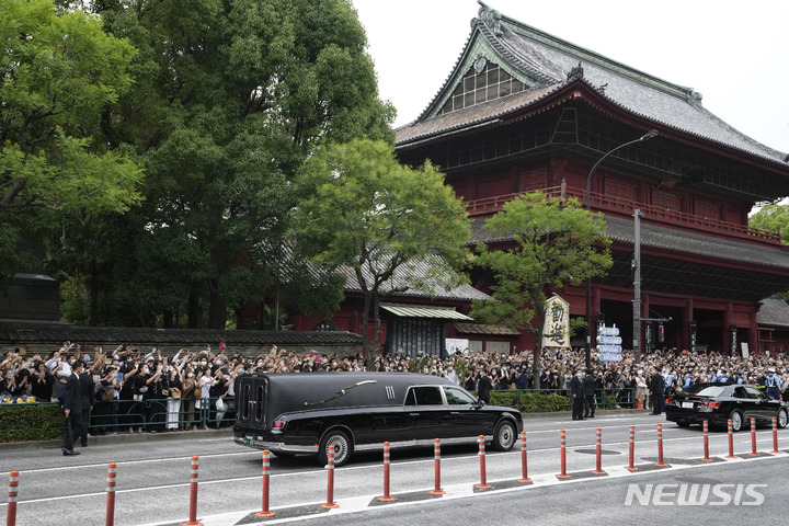 [도쿄=AP/뉴시스]아베 신조(安倍晋三) 전 일본 총리의 시신을 실은 차량이 12일 일본 도쿄에서 장례식을 마친 뒤 조죠지 사찰을 나서고 있다. 222.07.12.