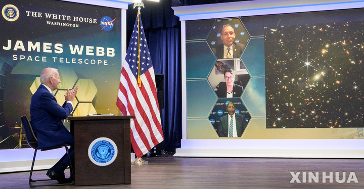 [ 워싱턴=신화/뉴시스] 지난 해 7월12일 미항공우주국(NASA)이 발표한 제임스 웹 우주망원경의 첫 우주 사진 보고화면을 보며 박수치는 조 바이든 미국대통령.