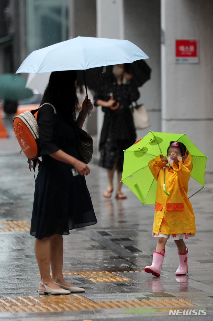 [서울=뉴시스] 백동현 기자 = 비가 내리는 13일 오전 서울 종로구 안국역사거리에서 한 어린이가 우산을 쓰고 걸어가고 있다. 2022.07.13. livertrent@newsis.com