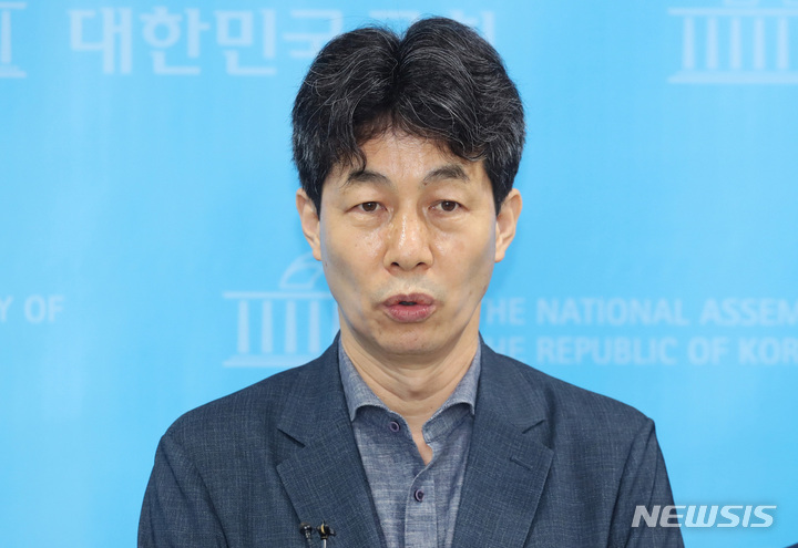 [서울=뉴시스] 고범준 기자 = 윤건영 더불어민주당 서해 공무원 사망사건 TF 위원이 13일 국회 소통관에서 열린 흉악 범죄 북한 주민 북송 관련 팩트체크 기자회견에서 취재진의 질문에 답하고 있다. (공동취재사진) 2022.07.13. photo@newsis.com