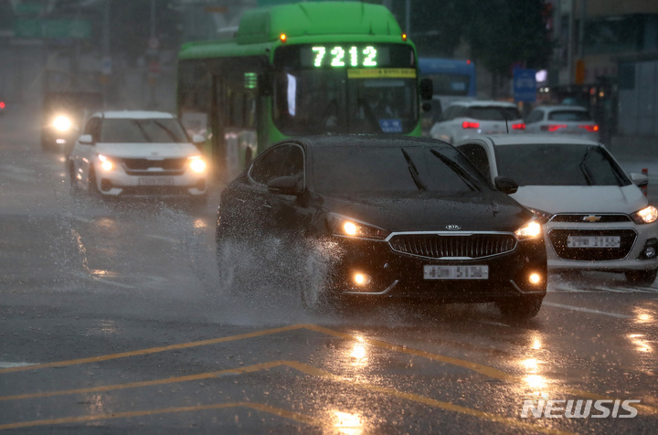 [서울=뉴시스] 이영환 기자 = 비가 내리고 있는 13일 오후 서울 중구 동대문디자인플라자(DDP) 인근에서 차량들이 물보라를 일으키며 이동하고 있다. 2022.07.13. 20hwan@newsis.com