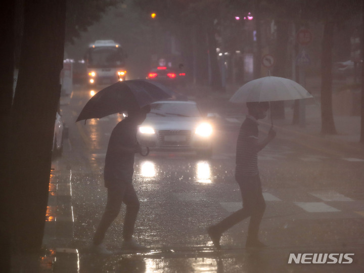 [서울=뉴시스] 조수정 기자 = 장맛비가 세차게 내리면서 서울지역 호우주의보가 발효된 지난 13일 서울 종로구에서 시민들이 우산을 쓰고 걸어가고 있다. 2022.07.13. chocrystal@newsis.com