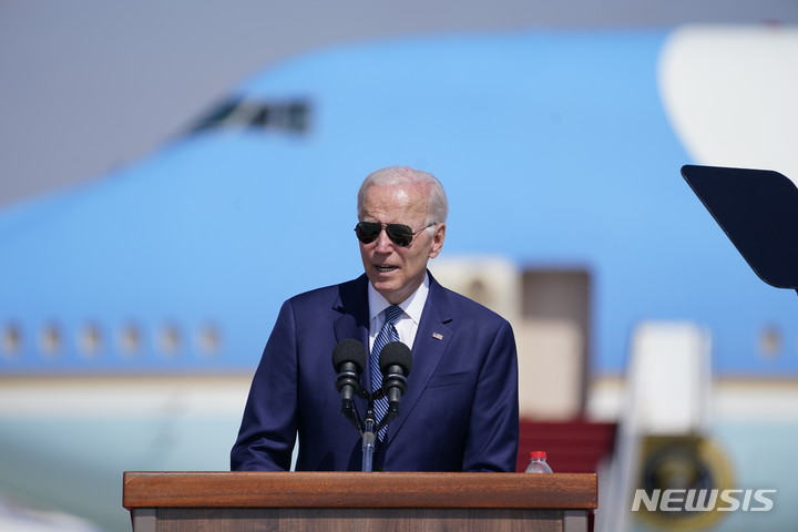 [텔아비브=AP/뉴시스]조 바이든 미국 대통령이 13일(현지시간) 이스라엘 벤구리온 공항에 도착해 연설하고 있다. 2022.07.13.