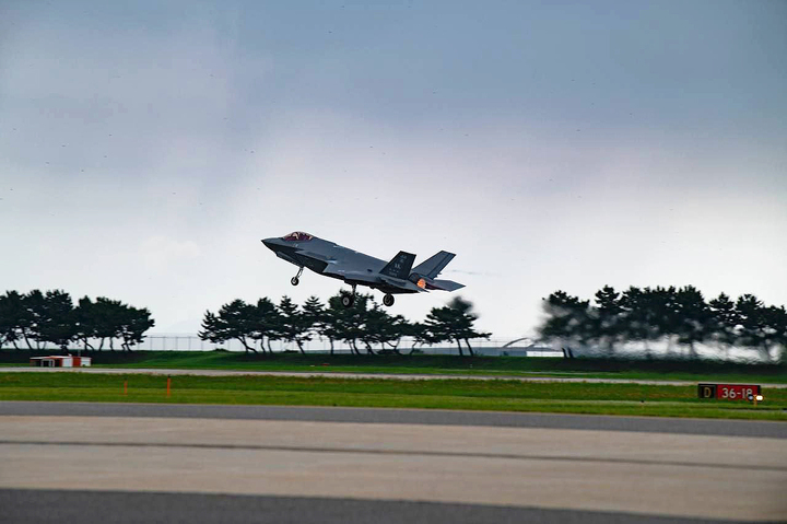 [서울=뉴시스] 11일부터 14일까지 한미 공군의 F-35A 연합비행훈련이 실시되고 있다. 지난 12일 미국 측 전투기 F-35A가 청주 공군기지 활주로에서 힘차게 이륙하고 있다. (사진=공군 제공) 2022.07.14. photo@newsis.com *재판매 및 DB 금지