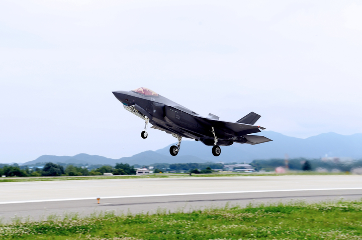 [서울=뉴시스] 11일부터 14일까지 한미 공군의 F-35A 연합비행훈련이 실시되고 있다. 지난 12일 한국의 전투기 F-35A가 청주 공군기지 활주로에서 힘차게 이륙하고 있다. (사진=공군 제공) 2022.07.14. photo@newsis.com *재판매 및 DB 금지
