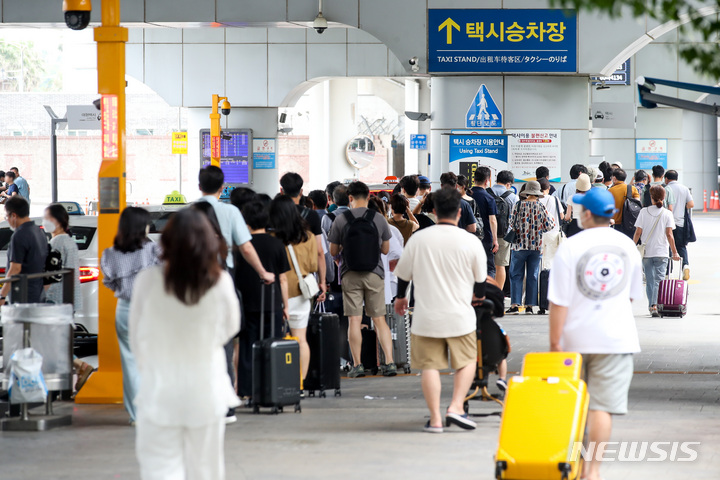 [제주=뉴시스] 우장호 기자 = 지난 14일 오후 제주국제공항 택시승차장이 관광에 나선 가족과 친구·연인들의 발걸음으로 붐비고 있다. 2022.07.14. woo1223@newsis.com