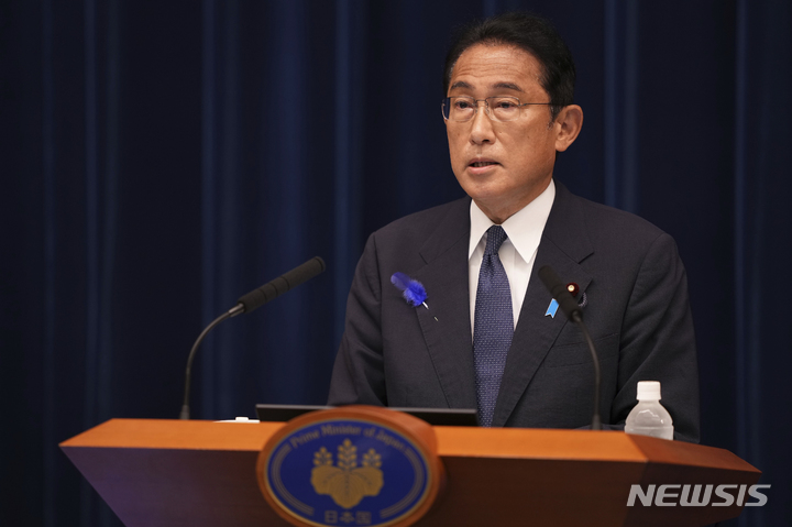[도쿄=AP/뉴시스]지난 14일 일본 도쿄 총리 관저에서 기시다 후미오 일본 총리가 기자회견을 가지고 있다. 2022.07.15.