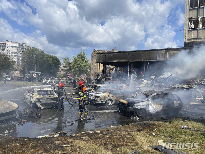 [AP/뉴시스] 우크라 비상조치부가 제공한 사진으로 14일 러시아군의 미사일 3발이 중부 빈니차 도심을 강타했다.