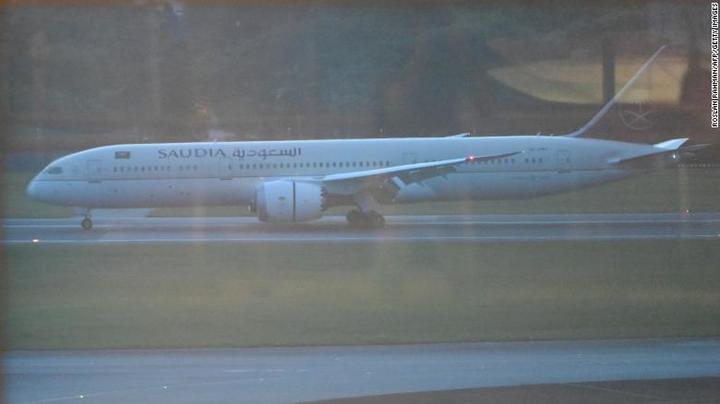 [서울=뉴시스] 고타바야 라자팍사 스리랑카 대통령 내외을 태운 사우디아항공 보잉 787 드림라이너가 14일 싱가포르 창이공항에 도착한 모습.(사진출처: CNN) 2022.07.15. *재판매 및 DB 금지