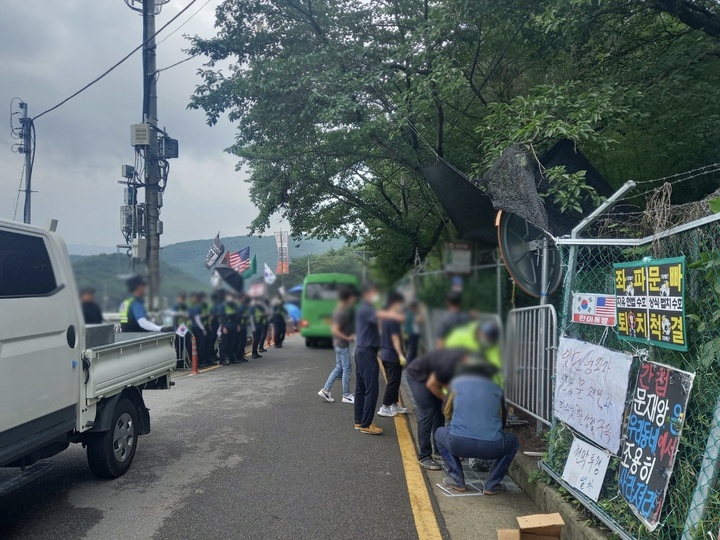 [창원=뉴시스] 강경국 기자 = 경남 양산시 하북면사무소 직원들이 14일 문재인 전 대통령 사저가 있는 평산마을에서 1인 시위자의 텐트를 철거하고 있다. (사진=독자 제공). 2022.07.15. photo@newsis.com *재판매 및 DB 금지