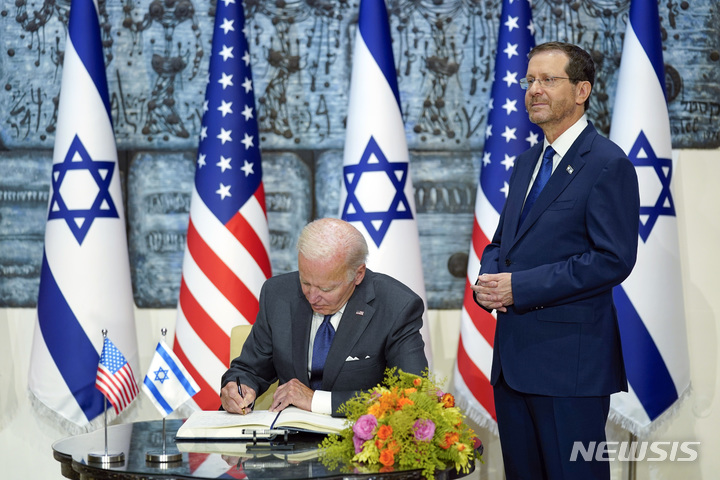 [예루살렘=AP/뉴시스] 조 바이든(왼쪽) 미국 대통령이 14일(현지시간) 이스라엘 예루살렘의 대통령 관저에 도착해 아이작 헤르조그 이스라엘 대통령 옆에서 방명록에 서명하고 있다. 2022.07.15.