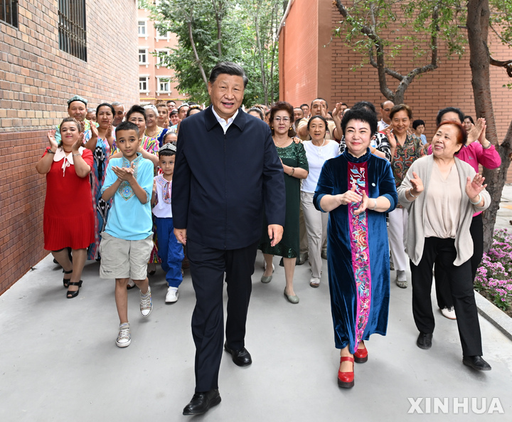 [우루무치=신화/뉴시스] 시진핑 중국 국가주석이 2022년 7월 13일 중국 신장위구르 자치구 우루무치시 톈산의 구위안 지역사회를 방문하고 있다. 2024.05.17.