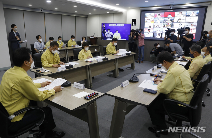 [서울=뉴시스] 고승민 기자 = 오세훈 서울시장이 15일 시청 영상회의실에서 비대면으로 코로나19 자치구 구청장회의를 주재하고 있다. 이날 회의에는 이성헌 서울시구청장협의회장(서대문구청장)을 비롯한 25개 구청장이 각 자치구 영상회의실에서 화상으로 참여했다. 2022.07.15. kkssmm99@newsis.com