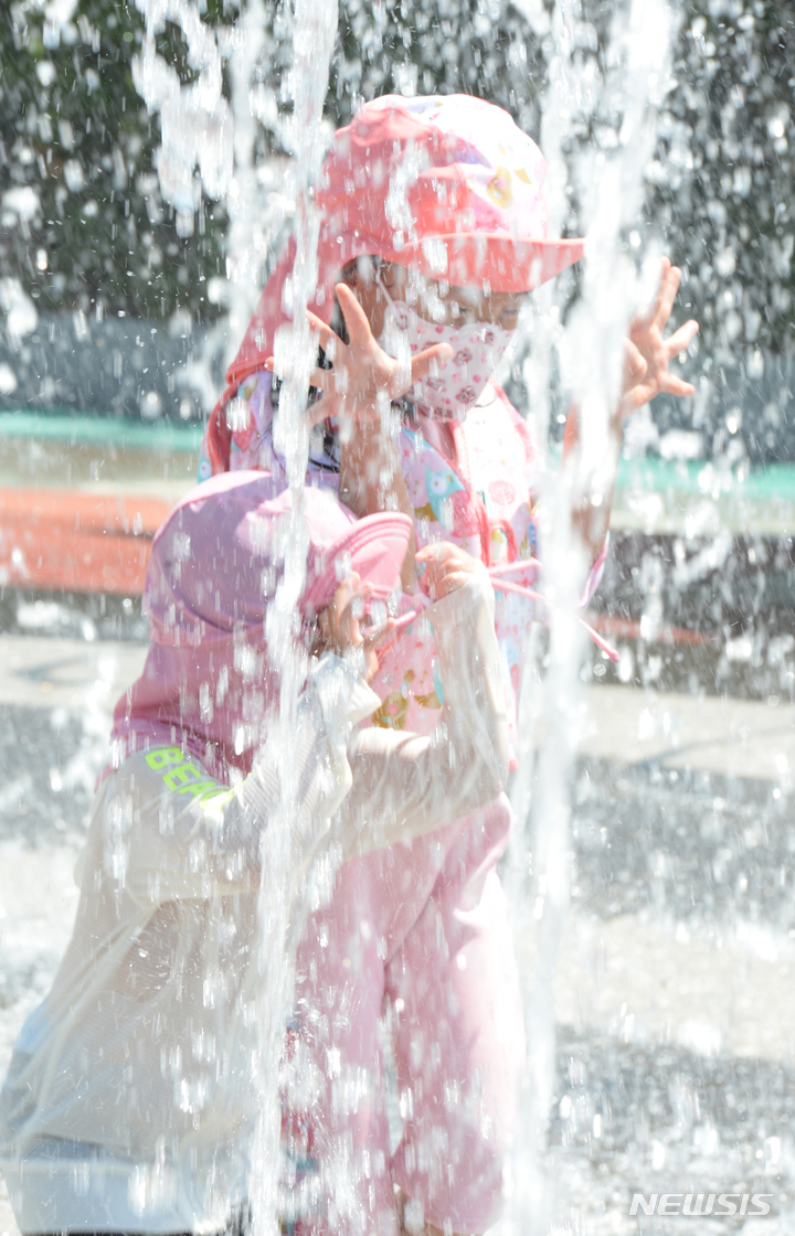 [울산=뉴시스] 배병수 기자 = 무더위가 극성을 부리고 있는 15일 오전 울산 중구 동천 야외물놀이장에서 어린이들이 물놀이를 즐기면서 더위를 식히고 있다. 2022.07.15. bbs@newsis.com