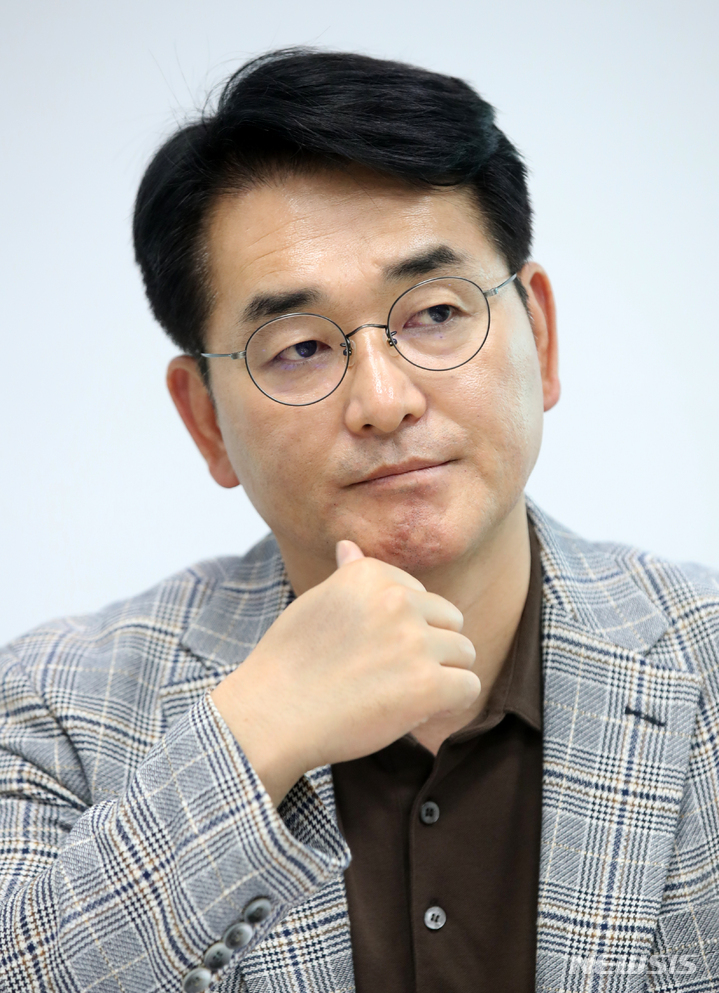 [서울=뉴시스] 고범준 기자 = 당 대표에 도전하는 박용진 더불어민주당 의원이 15일 서울 여의도 국회의원회관 의원실에서 뉴시스와 인터뷰를 하고 있다. 2022.07.16. bjko@newsis.com