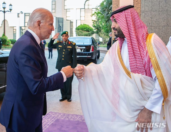 [제다=AP/뉴시스]조 바이든 미국 대통령이 15일(현지시간) 사우디 제다에서 무함마드 빈 살만 왕세자와 주먹 인사를 나누고 있다. 2022.07.15.