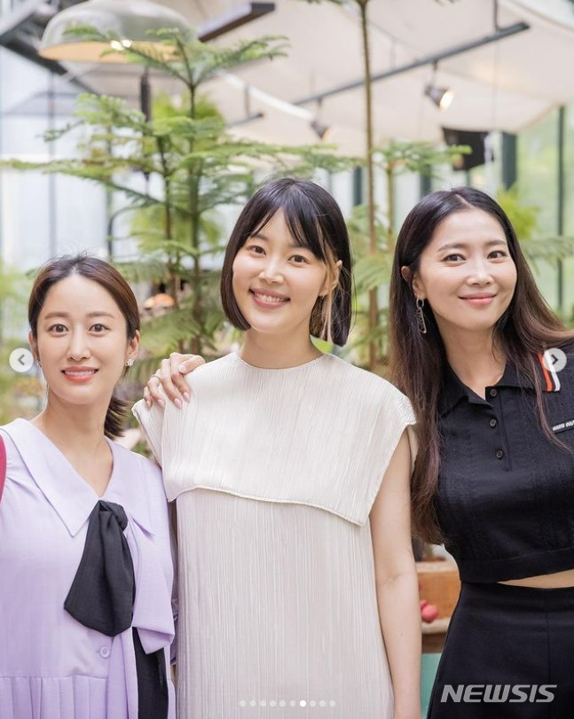 [서울=뉴시스] 전혜빈, 한지혜, 오윤아. 2022.07.17. (사진 = 한지혜 인스타그램 캡쳐) photo@newsis.com*재판매 및 DB 금지