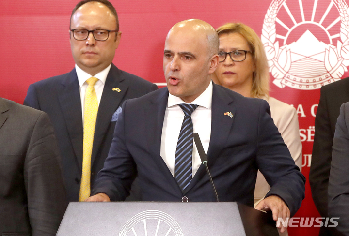[스코페=AP/뉴시스] 7월16일 북마케도니아 수도 스코페에서 디미타르 코바체브스키 총리(가운데)가 기자회견을 하고 있다. 그는 7월31일 방문한 페드로 산체스 스페인총리에게 회원가입 지지 약속을 받았다.  