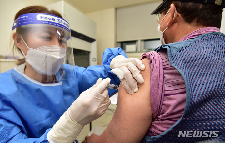[대구=뉴시스] 대구 수성구 한 병원에서 시민이 백신 접종을 받고 있다. 뉴시스DB. 2022.12.29. photo@newsis.com
