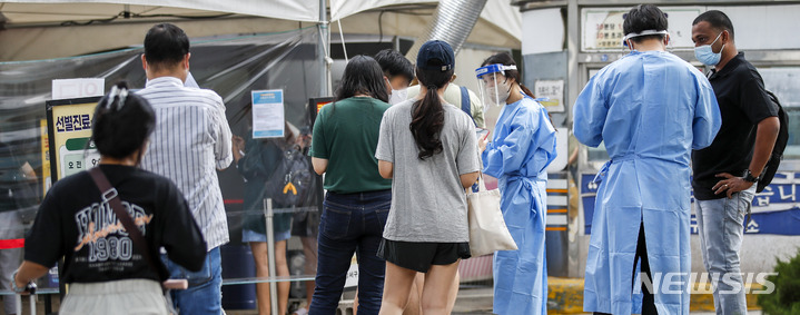 [서울=뉴시스] 정병혁 기자 = 0시 기준 국내 코로나19 신규확진자가 7만3582명으로 집계된 19일 오전 서울 강서구보건소 선별진료소를 찾은 시민들이 검사를 받기 위해 줄 서 있다. 2022.07.19. jhope@newsis.com