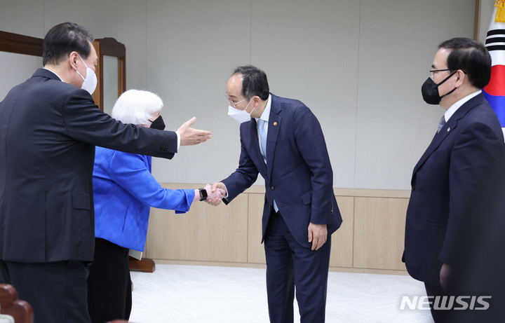 [서울=뉴시스] 전신 기자 = 추경호 경제부총리가 19일 오후 서울 용산 대통령실 청사에서 재닛 옐런 미국 재무장관과 악수하고 있다. (대통령실통신사진기자단) 2022.07.19. photo1006@newsis.com