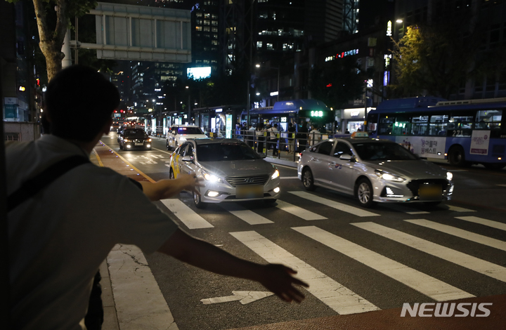 [서울=뉴시스] 고승민 기자 = 서울 도심에서 시민들이 택시를 잡는 모습. 2022.07.19. kkssmm99@newsis.com