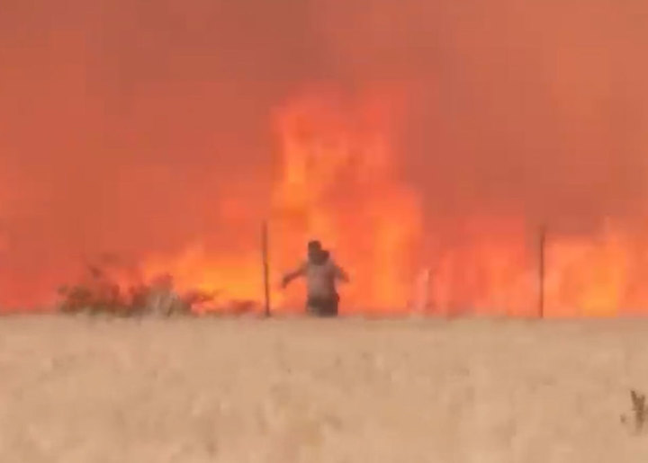 지난달 18일(현지시각) 스페인 북서부 자모라 지방의 한 마을에서 굴삭기를 이용해 산불을 막으려던 마을 주민이 불길 속에서 탈출하는 모습. 출처: El País 캡쳐 *재판매 및 DB 금지