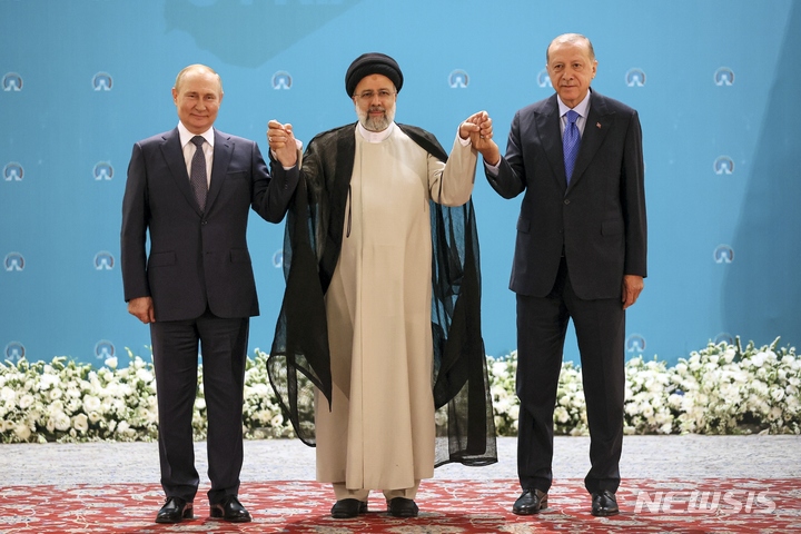 [테헤란=AP/뉴시스] 에브라힘 라이시(가운데) 이란 대통령이 이란을 방문한 블라디미르 푸틴(왼쪽) 러시아 대통령과 레제프 타이이프 에르도안 튀르키예 대통령과 19일(현지시간) 테헤란의 사드아바드 궁에서 열리는 3자 회담에 앞서 기념 촬영을 하고 있다. 푸틴 대통령의 이란 방문은 조 바이든 미국 대통령의 첫 중동 순방 직후 이뤄졌다. 2022.07.20.