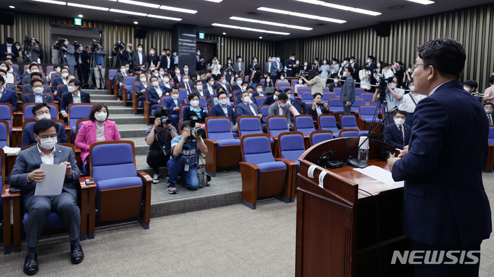 [서울=뉴시스] 최진석 기자 = 권성동 국민의힘 당 대표 직무대행 겸 원내대표가 20일 서울 여의도 국회에서 열린 의원총회에서 발언을 하고 있다. (공동취재사진) 2022.07.20. photo@newsis.com