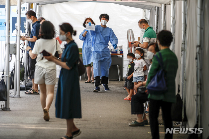 [서울=뉴시스] 정병혁 기자 = 0시 기준 국내 코로나19 신규확진자가 7만6402명으로 집계된 20일 오전 서울 강동구보건소 선별진료소를 찾은 시민들이 검사를 받기 위해 줄 서 있다. 2022.07.20. jhope@newsis.com