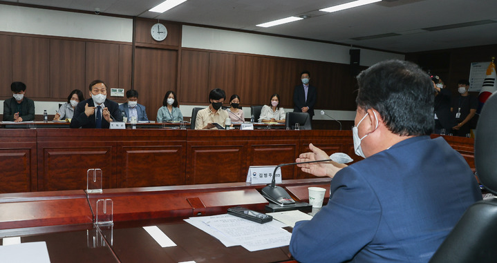 [서울=뉴시스] 국회사진기자단=더불어민주당 서해 공무원 사망사건 TF가 20일 통일부를 방문한 가운데 김병주 TF 위원장과 김기웅 통일부 차관이 언쟁을 벌이고 있다. 2022.07.20. photo@newsis.com