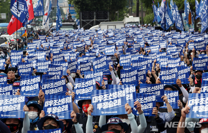 [서울=뉴시스] 고승민 기자 = 전국금속노동조합 회원들이 20일 서울역 앞에서 대우조선하청 투쟁 승리 등을 외치며 행진을 시작해 삼각지역 인근에 도착, 집회를 하고 있다. 2022.07.20. kkssmm99@newsis.com