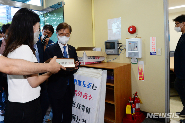 [거제=뉴시스] 차용현 기자 = 20일 오후 이정식 고용노동부 장관이 49일째 파업을 이어온 대우조선해양 하청노조와 면담을 하기 위해 경남 거제시 대우조선해양 옥포조선소 내 대우조선 노동조합 사무실을 방문하고 있다. 2022.07.20. con@newsis.com