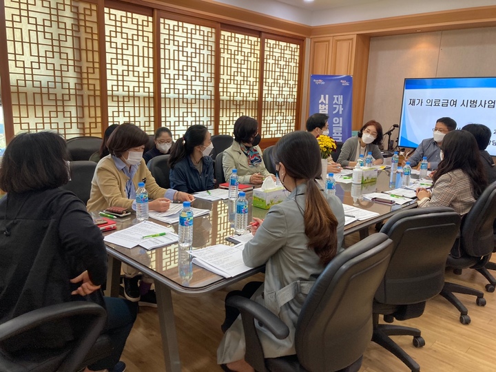 [포항=뉴시스] 강진구 기자 = 경북 포항시는 보건복지부에서 공모한 ‘재가의료급여 시범사업’에 도내에서 유일하게 선정돼 큰 성과를 거두고 있다고 21일 밝혔다. 사진은 재가의료급여 시범사업 사례회의.(사진=포항시 제공) 2022.07.21.photo@newsis.com *재판매 및 DB 금지