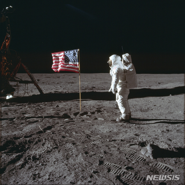 [AP/뉴시스]지난 1969년 7월20일 미 항공우주국(NASA)이 공개한 사진 속 우주비행사 버즈 올드린이 아폴로 11호 임무 중 달에 있는 미국 국기 옆에서 사진을 찍기 위해 포즈를 취하고 있다.