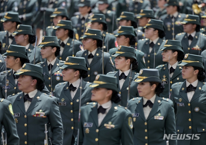 [보고타=AP/뉴시스] 콜롬비아 여군이 20일(현지시간) 보고타에서 제212주년 독립기념일 퍼레이드에 참석해 행진하고 있다. 2022.07.21.