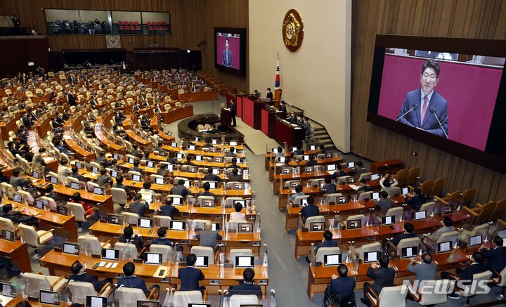 [서울=뉴시스] 김선웅 기자 = 권성동 국민의힘 대표 직무대행 겸 원내대표가 21일 서울 여의도 국회에서 열린 제398회 국회(임시회) 제3차 본회의에서 교섭단체 대표연설을 하고있다. (공동취재사진) 2022.07.21. photo@newsis.com