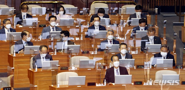 [서울=뉴시스] 김선웅 기자 = 한덕수 국무총리를 비롯한 국무위원들이 21일 서울 여의도 국회에서 열린 제398회 국회(임시회) 제3차 본회의에 참석하고있다. (공동취재사진) 2022.07.21. photo@newsis.com