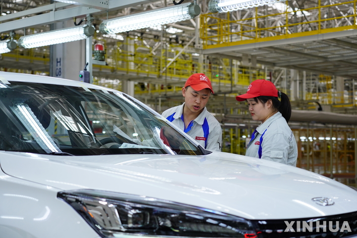 [이빈(중국)=신화/뉴시스]﻿﻿중국 올 1분기 공업이익이 전년 대비 4.3% 증가했지만, 1~2월 증가율에 비해 둔화세를 보였다. 사진은 2022년 7월20일 중국 남서부 쓰촨성 이빈의 한 자동차 제조 공장에서 품질 검사원들이 신에너지 자동차를 점검하는 모습. 2024.04.27