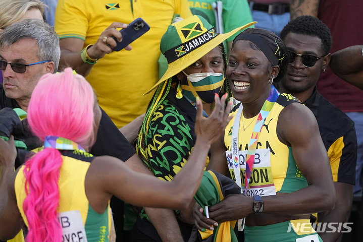 [유진=AP/뉴시스] 자메이카의 셰리카 잭슨(사진 오른쪽)과 셸리 앤 프레이저 프라이스. 2022.07.21