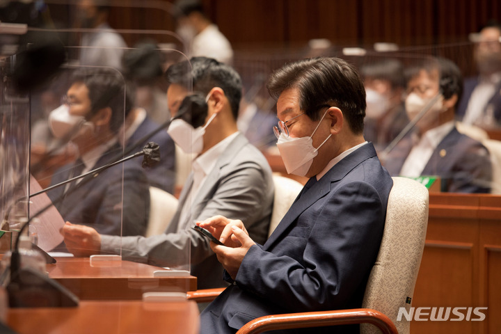 [서울=뉴시스] 전진환 기자 = 이재명 더불어민주당 의원이 22일 오전 서울 여의도 국회 예결위장에서 열린 의원총회에 참석한 휴대폰을 확인하고 있다. (공동취재사진) 2022.07.22. photo@newsis.com