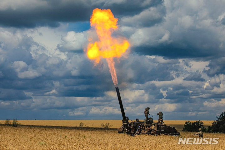 [모스크바=AP/뉴시스] 러시아 국방부가 22일 공개한 사진에 러시아 군인들이 우크라이나 모처에서 2S4 튤판 자주박격포를 발사하고 있다. 2022.07.22.