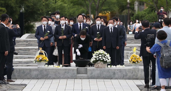 [서울=뉴시스] 전진환 기자 = 더불어민주당 대표 선거에 출마한 이재명 의원이 23일 오전 경남 김해시 진영읍 봉하마을 고(故) 노무현 전 대통령 묘역을 찾아 참배하고 있다. (사진=이재명의원실 제공) 2022.07.23. photo@newsis.com *재판매 및 DB 금지