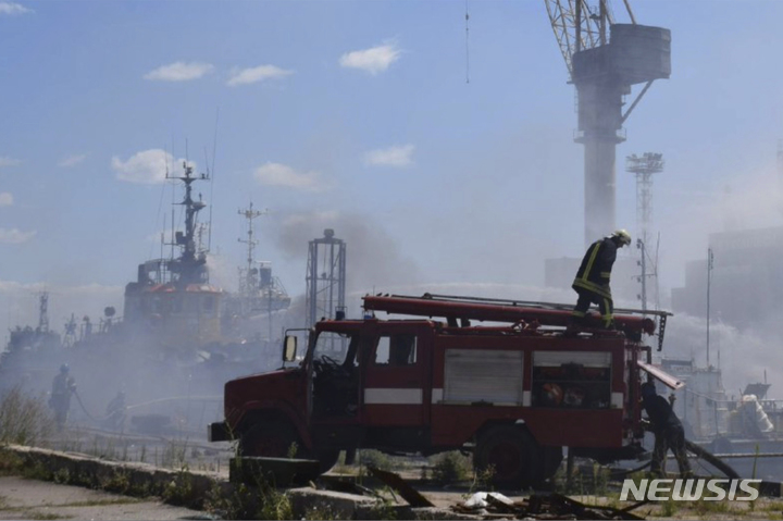 [오데사=AP/뉴시스]지난 6월5일(현지시간) 우크라이나 남부 오데사 항구에서 소방관들이 러시아군의 미사일 공격을 받은 뒤 불을 끄고 있다. 러시아군은 흑해를 통한 곡물 수출을 재개하기로 합의한 지 몇 시간 만인 23일 오데사항을 공격했다. 2022.07.25.