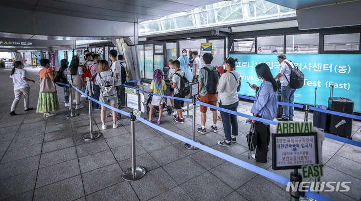 [인천공항=뉴시스] 정병혁 기자 = 코로나19가 확산되고 있는 24일 인천국제공항 1터미널 코로나19 검사센터에서 여행객들이 검사를 받기 위해 줄 서 있다. 25일부터 해외입국자는 입국 1일차에 코로나19 PCR검사를 받아야한다. 방역당국에 따르면 연재 입국 3일 이내에 받는 PCR 검사를 코로나19 확산에 따라 입국 1일 이내에 받도록 하는 강화방안을 시행하기로 했다. 6월부터 입국 3일 이내로까지 완화됐던 PCR 검사 시한이 두 달만에 다시 강화됐다. 2022.07.24. jhope@newsis.com