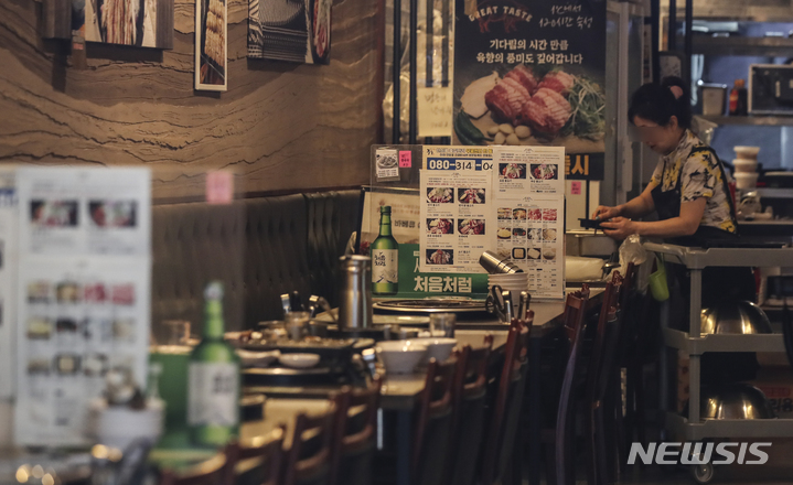 [서울=뉴시스] 서울시내의 한 식당에서 종업원이 음식을 정리하고 있다. (사진=뉴시스 DB). photo@newsis.com