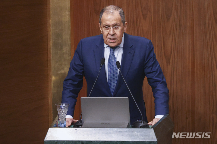 [카이로=AP/뉴시스] 세르게이 라브로프 러시아 외무장관이 7월 24일 이집트 카이로에서 아랍연맹(AL) 회원국 대표들과 만나 연설하고 있다. 그는 “러시아의 목표는 우크라이나 정권을 교체하는 것"이라고 공언했다. 2022.07.25.