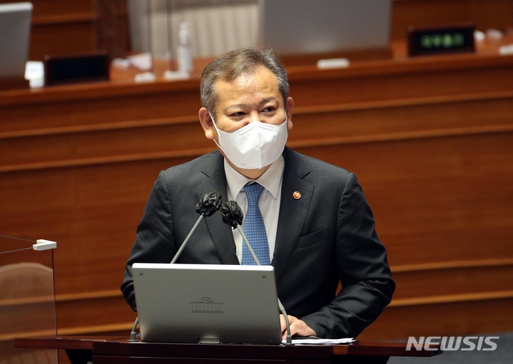 [서울=뉴시스] 김선웅 기자 = 이상민 행정안전부장관이 25일 오후 서울 여의도 국회 본회의장에서 열린 정치·외교·통일·안보 분야 대정부질문에서 박범계 더불어민주당 의원의 질문에 답하고 있다. (공동취재사진) 2022.07.25. photo@newsis.com