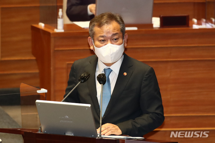 [서울=뉴시스] 김선웅 기자 = 이상민 행정안전부 장관이 25일 서울 여의도 국회 본회의장에서 열린 정치·외교·통일·안보 분야 대정부질문에서 의원들의 질문에 답변하고 있다. (공동취재사진) 2022.07.25. photo@newsis.com